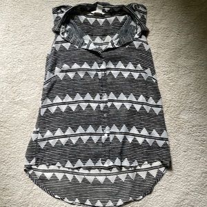 H&M black and white printed sleeveless button down shirt, size 6